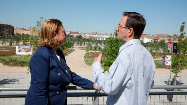 La delegada de Obras y Equipamientos, Paloma García Romero en el parque junto al Wanda Metropolitano