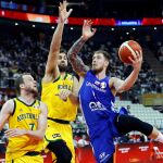 Bogut e Ingles intentan evitar la canasta de Auda
