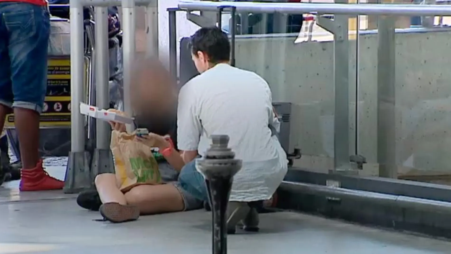 un estafador en el aeropuerto de Barajas pidiendo dinero