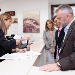 El portavoz del grupo parlamentario socialista, José Fiscal, acompañado por los diputados Rosa Aguilar (c), y Carmen Dolores Velasco, durante la presentación en el registro del Parlamento de Andalucía, de la enmienda a la totalidad de los presupuestos andaluces para el 2020 / EFE