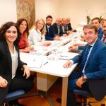 Ayuso preside la reunión con los alcaldes de los municipios afectados por las obras de la M-607