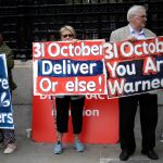 Un grupo de partidarios del Brexit se manifiesta este martes ante el Parlamento británico exigiendo la salida de la UE/Ap