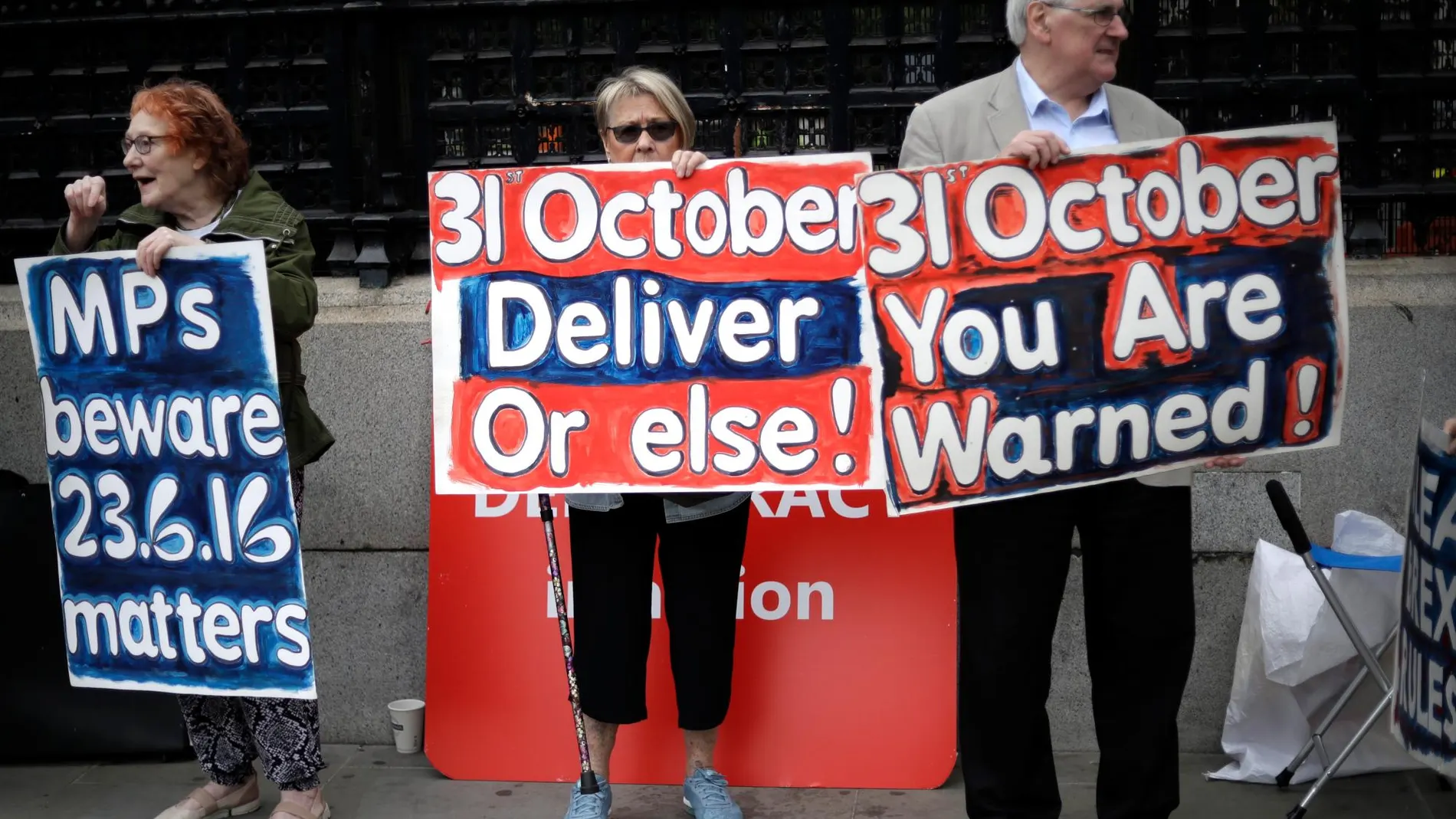 Un grupo de partidarios del Brexit se manifiesta este martes ante el Parlamento británico exigiendo la salida de la UE/Ap