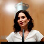 La candidata del Partido Popular a la Presidencia regional, Isabel Díaz Ayuso, atiende a los medios de comunicación tras reunirse con el presidente de la Asamblea, Juan Trinidad / Foto: Efe