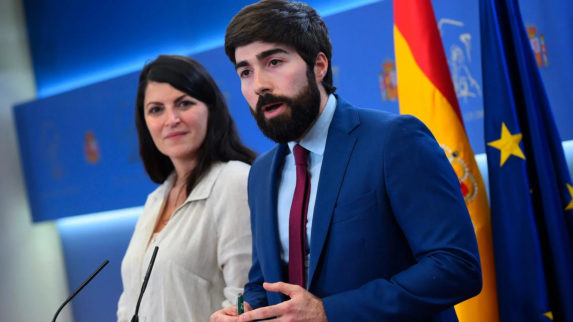 Los diputados de Vox Manuel Mariscal y Macarena Olona, durante su intervención en la rueda de prensa ofrecida por el partido este martes en el Congreso de los Diputados / Foto: Efe