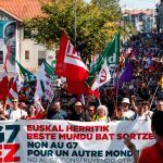 Grupos antiglobalización cruzan un puente que va desde Hendaya hasta Irún, durante las protestas contra la reunión de los líderes del G7