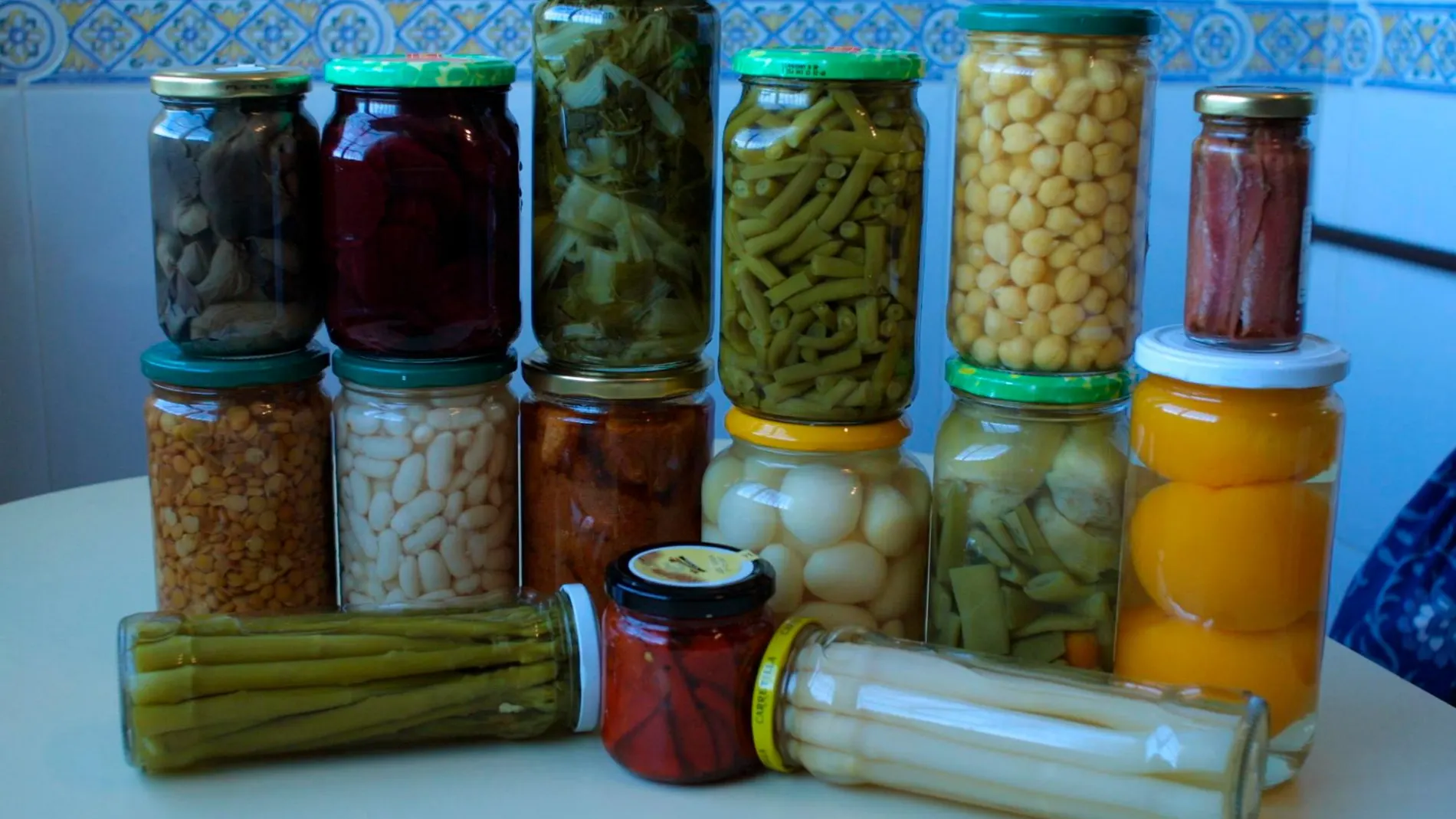 Una de las formas más frecuentes de botulismo viene de hacer las conservas en casa