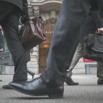 Varios viandantes pasan frente a una entidad financiera suiza en la ciudad de Zúrich