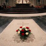 Imagen de la tumba de Franco en la Basílica del Valle de los Caídos antes del traslado de los restos al cementerio de Mingorrubio