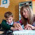 Un alumno ciego estudia una lámina troquelada de anatomía junto a su maestra de apoyo de la Once, labor similar a la que lleva a cabo José Andrés en Salamanca en su actividad ordinaria
