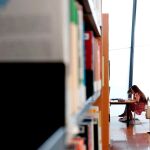 Varios estudiantes en la biblioteca Rafael Alberti