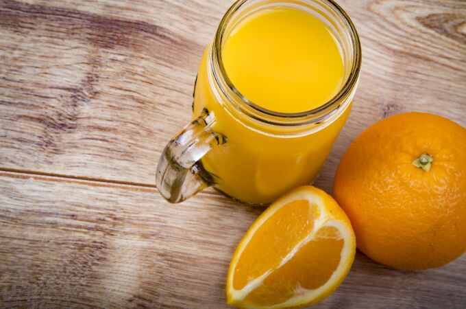 El zumo de naranja es una de las pocas fuentes naturales ricas en hesperidina y naringenina