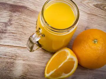 El zumo de naranja es una de las pocas fuentes naturales ricas en hesperidina y naringenina El zumo de naranja es una de las pocas fuentes naturales ricas en hesperidina y naringenina