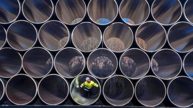 Un operario revisa varias tuberías de gas antes de ser montadas
