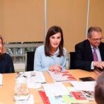 Carmen Buján junto a la Reina Letizia y el secretario de Estado de Cooperación para Iberoamérica y el Caribe, Juan Pablo de Laiglesia