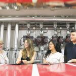 La profesora Carmen Rocío Rodríguez, con sus alumnos María Carrero, Elisa Casarrubio y Alejandro Boyco en la sala de calderas de su instituto