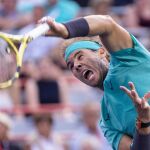 Nadal saca en su partido de octavos de Montreal contra Pella