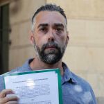 El portavoz de Facua, Rubén Sánchez, con la primera querella presentada el 23 de agosto /Foto: EFE