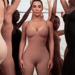Kim Kardashian posa con las fajas de su nueva firma Kimono / Foto: @kimono