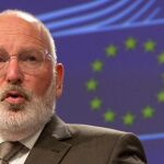 El vicepresidente de la Comisión Frans Timmermans en su rueda de prensa de este martes/Ap