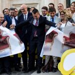 Luigi Di Maio (C), ministro de Exteriores italiano, exhibe unos escaños de papel antes de la votación/Efe