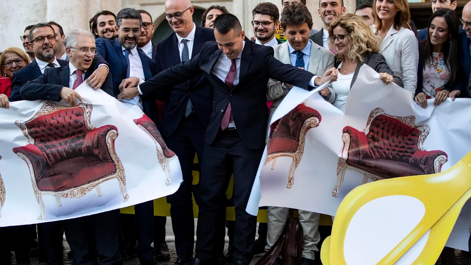 Luigi Di Maio (C), ministro de Exteriores italiano, exhibe unos escaños de papel antes de la votación/Efe