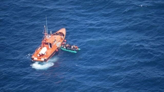 Imagen de archivo de un buque de Salvamento Marítimo rescatando a los ocupantes de una patera