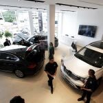 Varios clientes en un concesionario