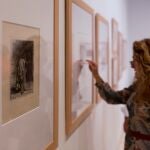 La directora artística del Museo Carmen Thyssen Málaga, Lourdes Moreno, junto a la obra "Maestro de Ceremonias"