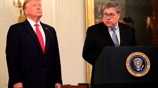 Donald Trump y el fiscal general, William Barr, encargado de la investigación al propio departamento de Estado