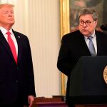 Donald Trump y el fiscal general, William Barr, encargado de la investigación al propio departamento de Estado