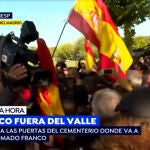 La periodista Concha Olmos fue agredida durante la concentración de centenares de personas en Mingorrubio / Antena 3