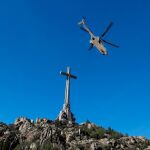 El helicóptero con los restos de Franco sale del Valle de los Caídos el 24 de octubre de 2019
