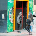 Una de las casas de apuestas en la zona de Tetuán, distrito donde la proliferación de estos negocios se ha disparado en los últimos años / Foto: Cipriano Pastrano