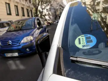 Cero multas por no llevar la pegatina de la DGT Cero multas por no llevar la pegatina de la DGT