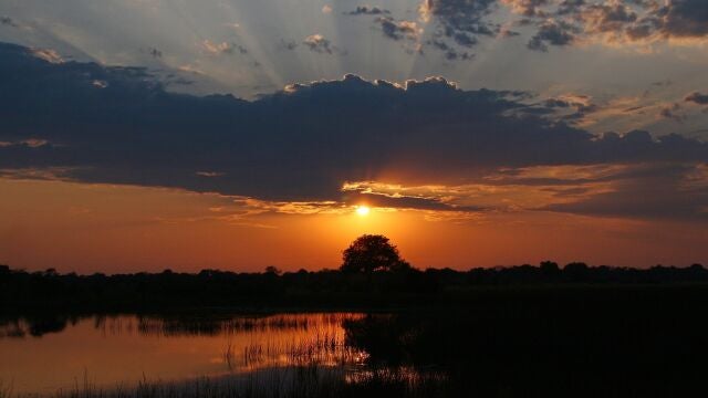 Un idílico atardecer en Zimbabue
