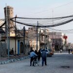 La gente camina por la calle en la que estaba Abu Bakr al-Baghdadi, en Mosul. REUTERS/Abdullah Rashid