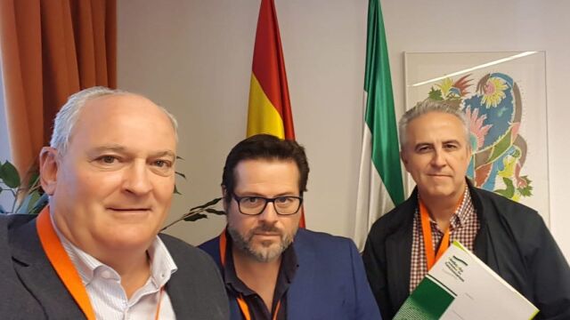 De izquierda a derecha, Alfonso Calabuig, Carlos Sánchez y Alfredo Pérez, miembros del SAF, ayer en el Parlamento / Foto: La Razón