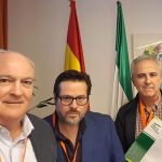 De izquierda a derecha, Alfonso Calabuig, Carlos Sánchez y Alfredo Pérez, miembros del SAF, ayer en el Parlamento / Foto: La Razón