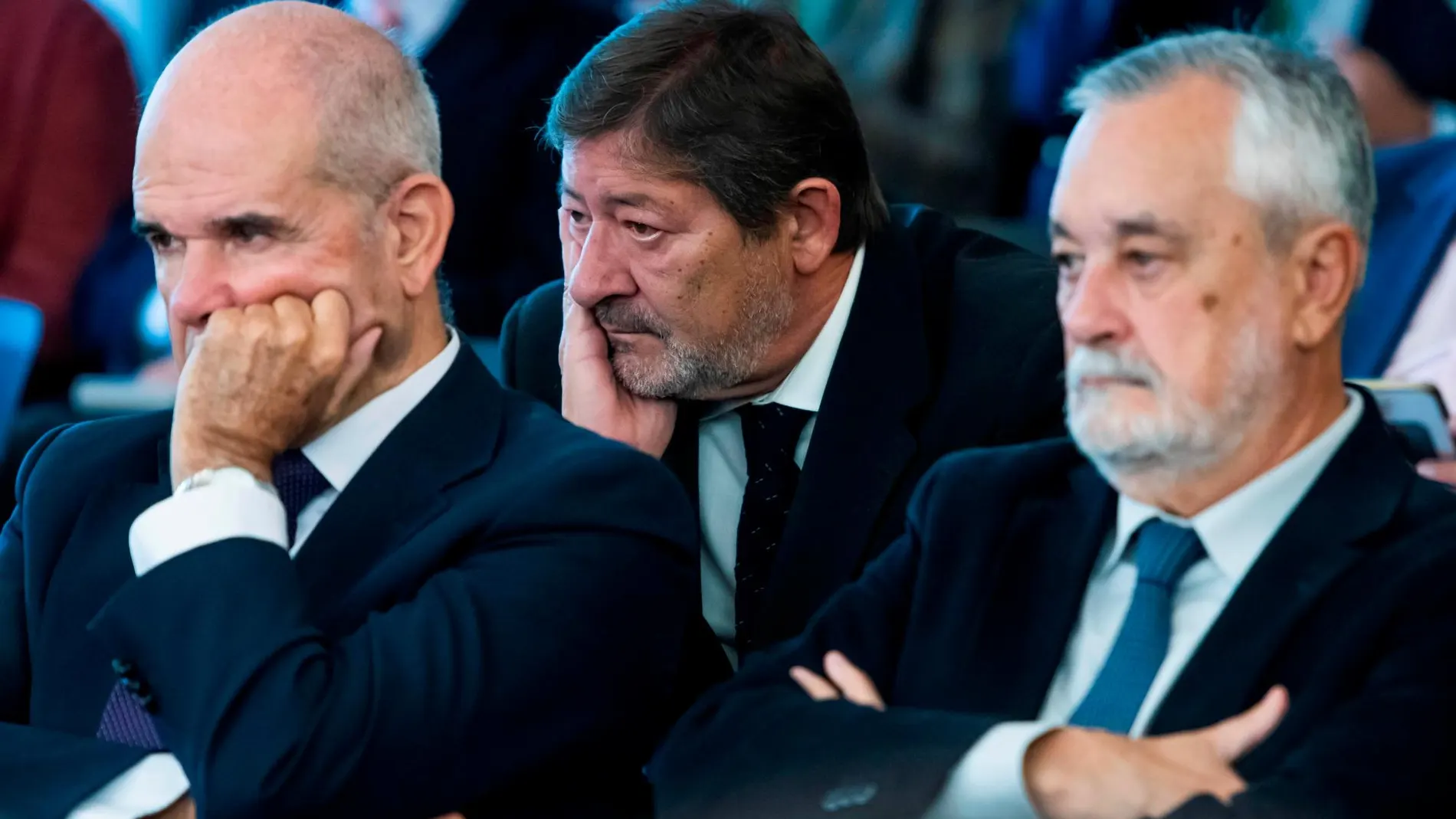 Los expresidentes de la Junta Manuel Chaves y José Antonio Griñán, junto al ex director general de Trabajo, Francisco Javier Guerrero durante el juicio de los ERE/Foto: Efe