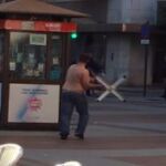 Un instante en el que el hombre la emprende a golpes contra la caseta de la ONCE