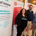 Jezabel González y Emiliano Ansaldi, de Vital innova, presentan el informe en compañía de Javier Gallo, de Cámara de Comercio de Valladolid