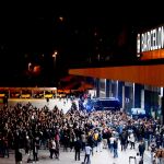 Los CDR rodean este lunes por la noche la estación de Sants de Barcelona en protesta por la sentencia del ''procés'' de la semana pasada. Efe/ Quique García