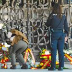 En la puerta de la cripta donde está enterrado Franco, en Mingorrubio, se acumularon ayer varios ramos de flores con los colores de la bandera española. Foto: Jesús G. Feria
