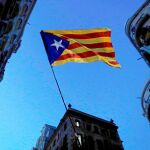 Una bandera independentista ondea en una concentración contra el fallo del «procés» en Barcelona, que hoy vivirá una nueva jornada de protestas
