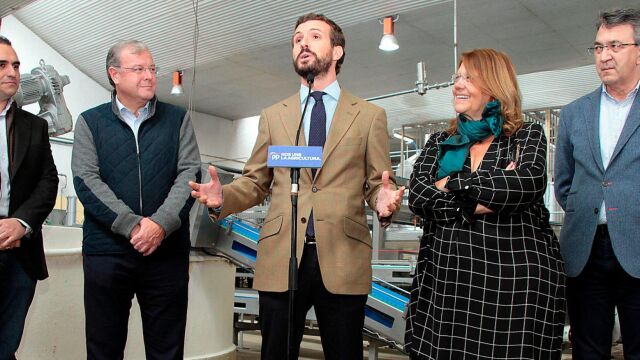 El presidente del PP, Pablo Casado, visita la fábrica de Quesos Marsán, acompañado de José Miguel González, Antonio Silván, Elvira Rodríguez y Martínez Majo
