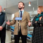El presidente del PP, Pablo Casado, visita la fábrica de Quesos Marsán, acompañado de José Miguel González, Antonio Silván, Elvira Rodríguez y Martínez Majo
