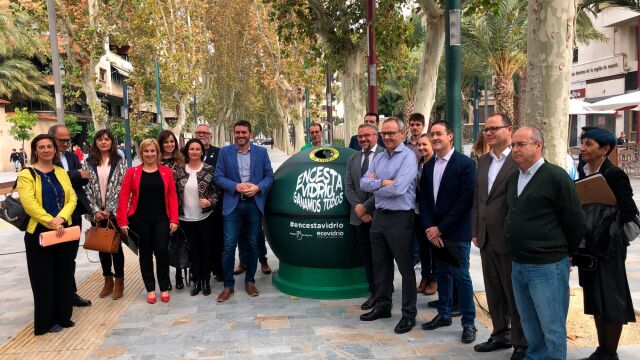 El consejero de Agua, Agricultura, Ganadería, Pesca y Medio Ambiente, Antonio Luengo, acompañado del presidente de la Federación de Baloncesto de la Región de Murcia, Juan Carlos Hernández