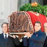 Varios familiares de Franco portan el féretro con sus restos hasta el coche fúnebre que lo condujo al helicóptero que, posteriormente, lo trasladó hasta el cementerio de Mingorrubio. Foto: Efe /Pool