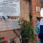Pedro Sánchez ante el monumento en homenaje a las Trece Rosas en el cementerio de la Almudena